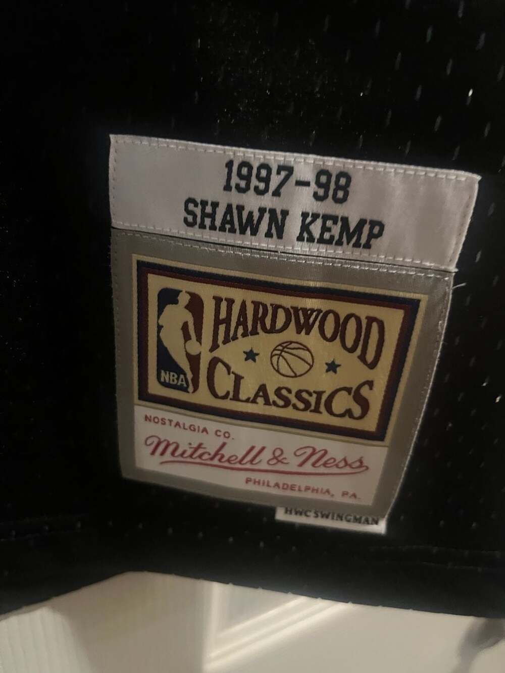 Mitchell & Ness NBA Swingman Jersey Cavaliers 97 Shawn Kemp, Black, Small - Picture 4 of 6
